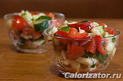 Салат из огурцов и помидоров со сметаной