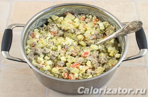 Рецепт: Салат с курицей и консервированным горошком - на сметане