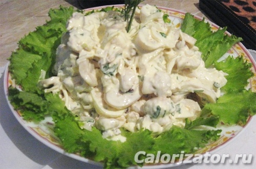Салат с кальмаром и огурцом