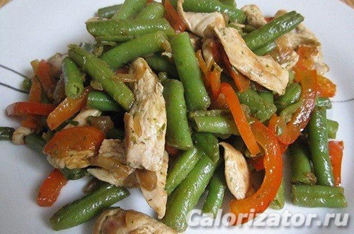 Запеченная куриная грудка с гарниром из стручковой фасоли