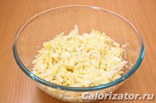 Салат сырный с яблоком