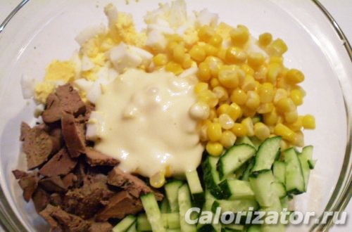 Печеночный салат с кукурузой – кулинарный рецепт