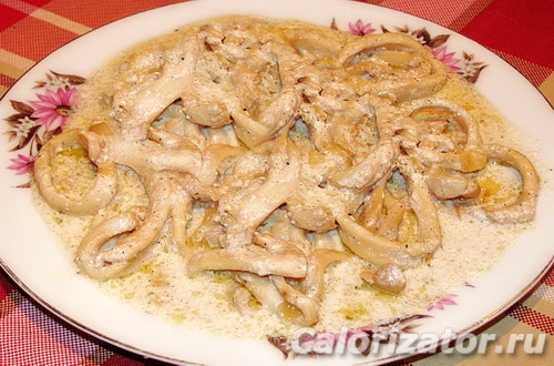 Жареные кальмары в сметане с луком на сковороде — рецепт с фото пошагово