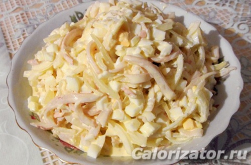Рецепт салата из кальмаров с яйцом и сыром | Меню недели