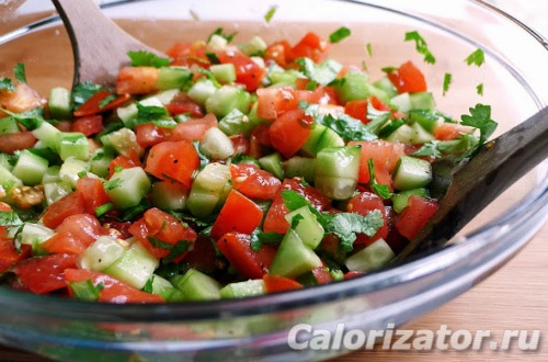 Салат диетический с помидорами и огурцами