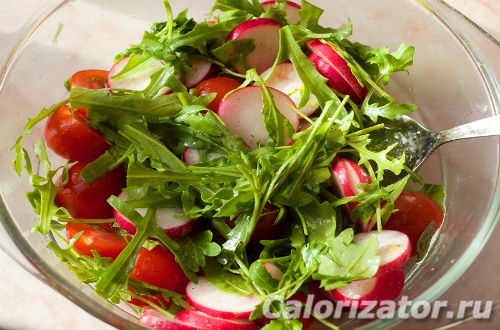 Салат овощной с рукколой