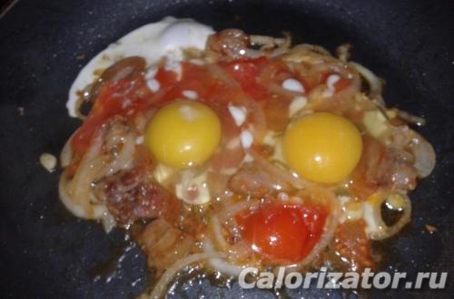 Яичница с помидорами и луком на сале
