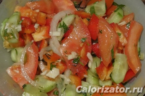 Салат из овощей с перцем чили