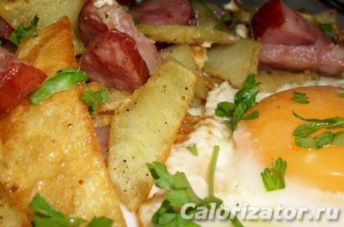 Картофель  жареный с колбасой и яйцом