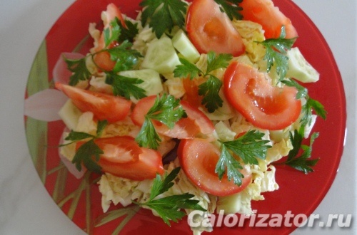 1. Салат с помидорами, огурцами и перцем со сметанной заправкой