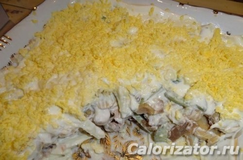 Слоеный салат с курицей, грибами и сыром