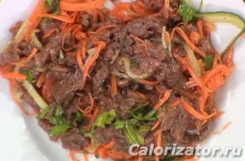 Простой салат с говядиной, кукурузой и морковью по-корейски