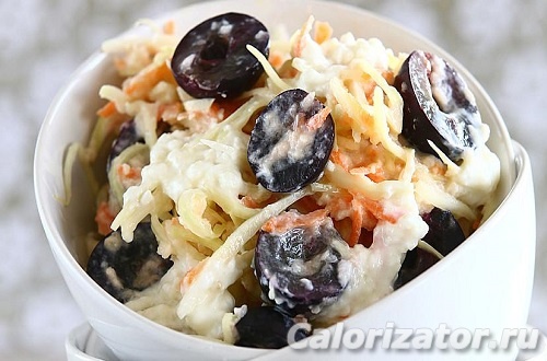 Капустный салат с виноградом и йогуртом