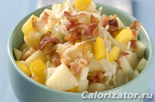 Салат с квашеной капустой и беконом Салат с квашеной капустой и беконом