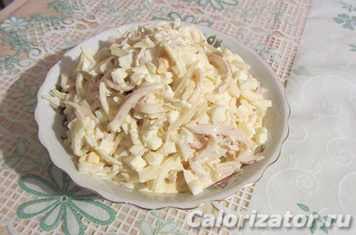 Салат с кальмарами и яйцом