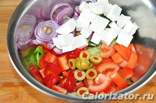 Большой овощной салат с оливками