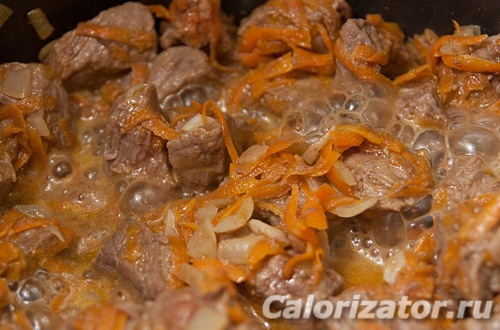Тушёная свинина с луком и морковью на сковороде — пошаговый рецепт с фото