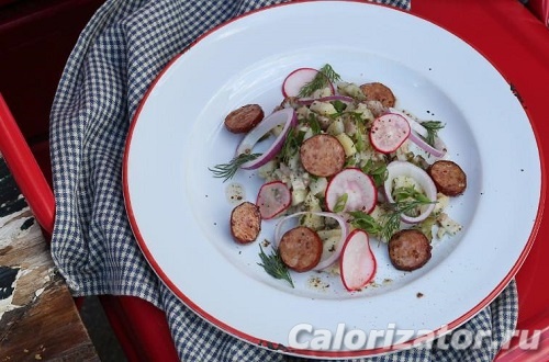 Картофельный салат с колбасками и беконом
