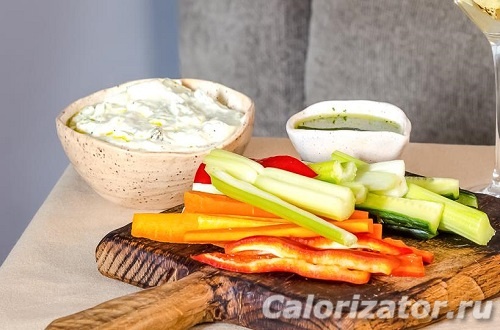 Овощные палочки со сметанным соусом Овощные палочки со сметанным соусом