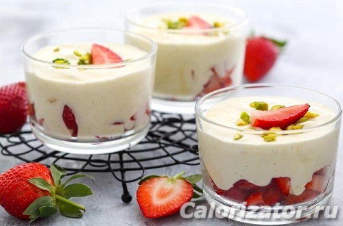 Мусс из белого шоколада с клубникой Мусс из белого шоколада с клубникой