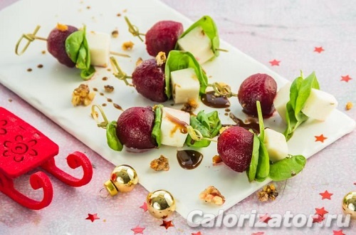 Салат из свеклы с козьим сыром на палочке