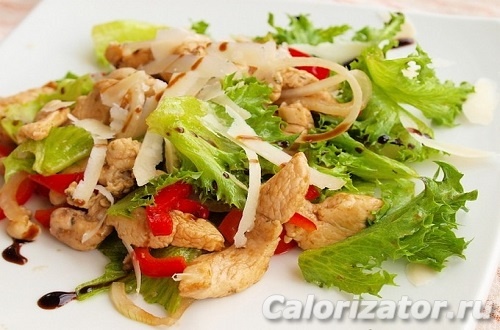 Салат из куриной грудки и овощей
