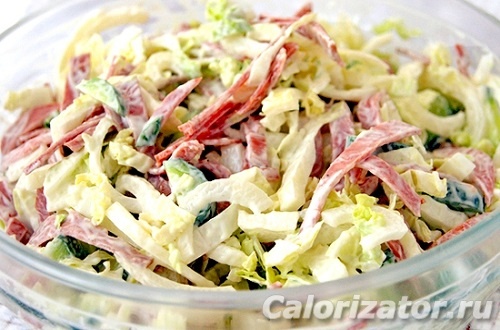 Салат овощной с капустой и колбасой