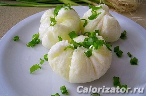 Яйцо-пашот с зеленым луком для кето-диеты