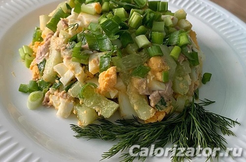 2. Салат из печени трески с перепелиными яйцами и сыром