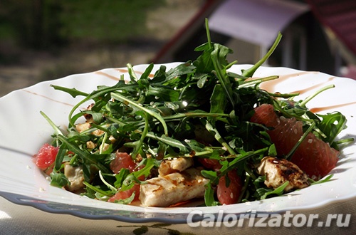 Салат с курицей и рукколой – пряный салат с рукколой, курицей и помидорами