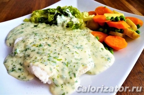 Белая рыба с овощами под соусом