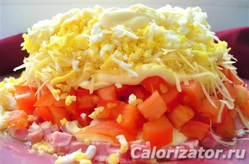 Салат нежный с ветчиной яйцами помидорами и сыром