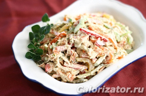 Рецепт: Салат с копченой грудкой и болгарским перцем - с добавление сухариков
