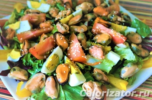 Салат с мидиями, оливками и помидором