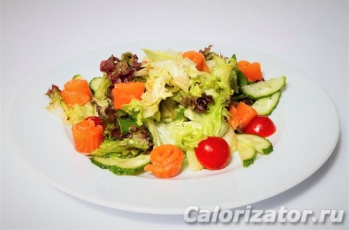 Салат с красной рыбой и овощами