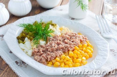 Салат с кукурузой, яйцами и огурцом