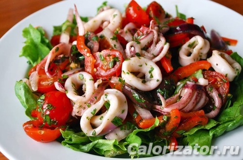 Салат из морепродуктов, зелени и овощей