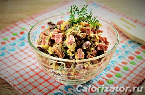 Рецепты салатов с колбасой, консервированной фасолью и сухариками