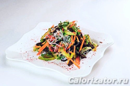 Салат с овощами и говядиной