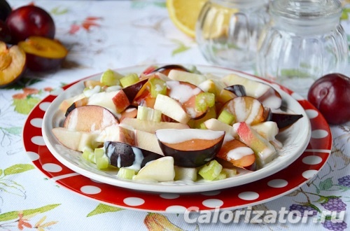 Салат фруктовый из слив, яблока и сельдерея