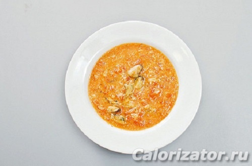 Суп томатный из морепродуктов с яйцами