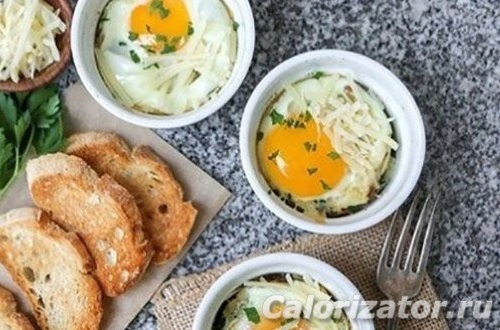 Яйцо запеченное с беконом и шпинатом