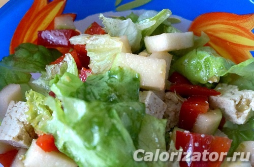 Салат с овощами и сыром тофу