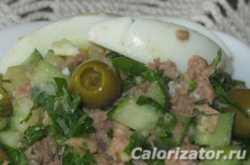 Салат с консервированным тунцом, свежим огурцом и яйцом, рецепт с фото пошагово и видео — aikimaster.ru