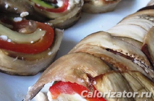 Рулет из печенных баклажанов с творогом и овощами Рулет из печенных баклажанов с творогом и овощами