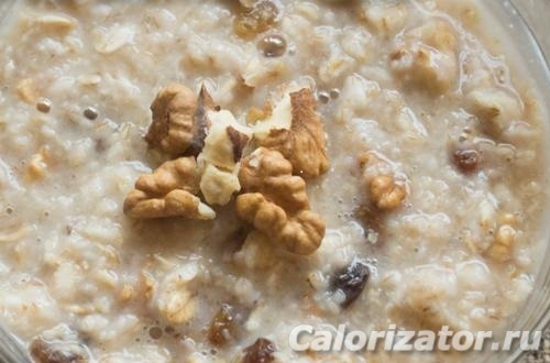 Овсяные хлопья с грецким орехом и изюмом Овсяные хлопья с грецким орехом и изюмом