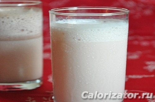 Молочный коктейль с сиропом и протеином