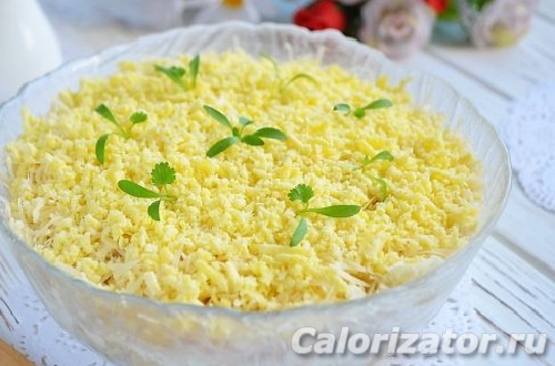 Салат с курицей, грибами и желтком