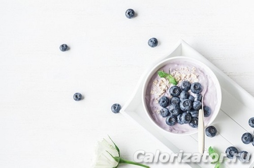 Овсяная каша со свежей черникой и йогуртом