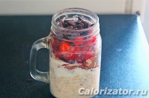 Овсянка ленивая с клубникой и шоколадом в банке